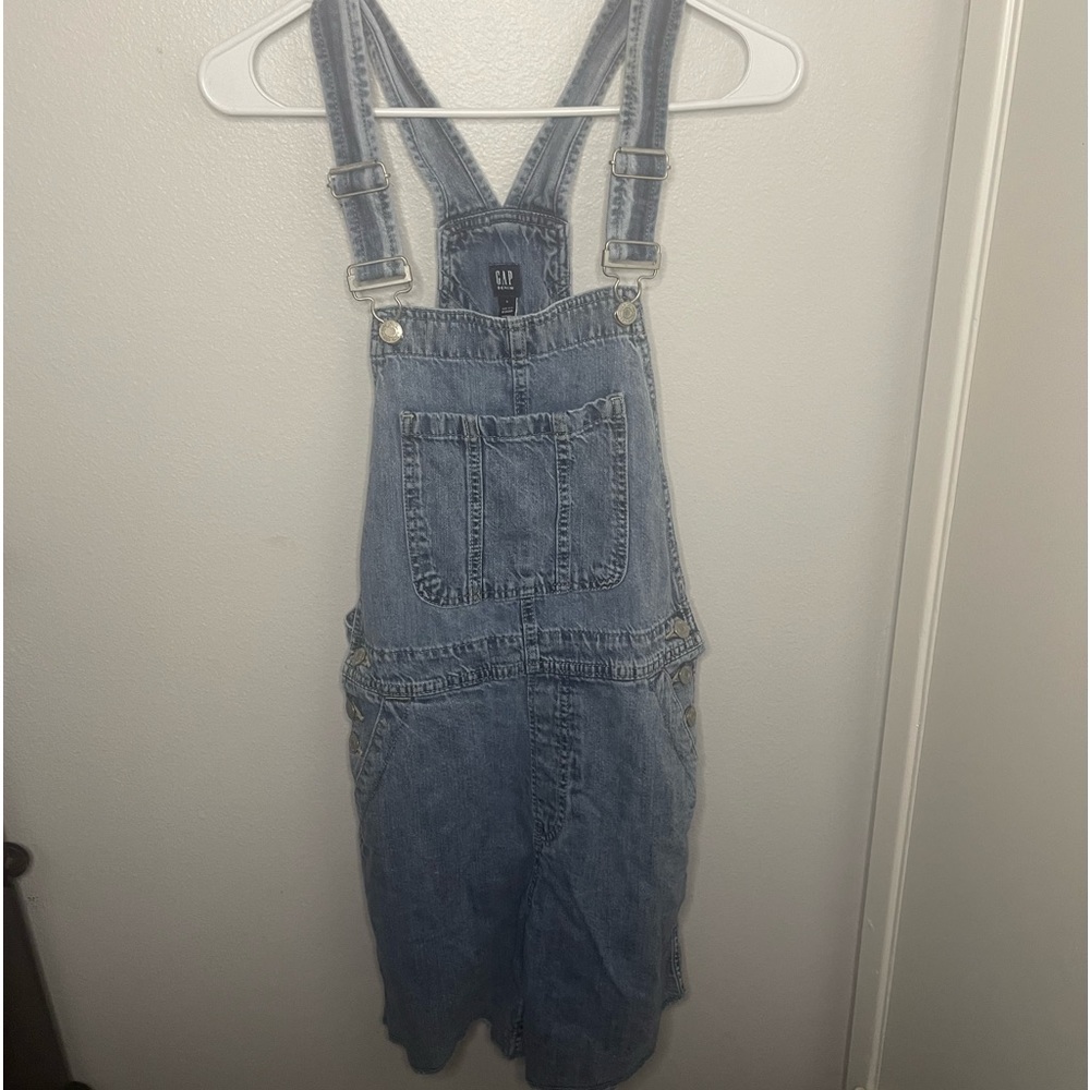 GAP LIGHT DENIM SHORT OVERALLS